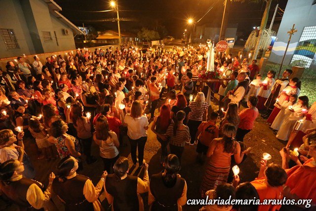 Em Joinville – SC, na Comunidade Nossa Senhora Aparecida, procissão luminosa