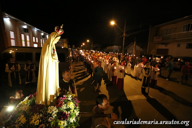 Em Joinville – SC, na Comunidade Nossa Senhora Aparecida, procissão luminosa