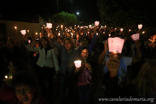 Em Penápolis – SP, na Paróquia São José Operário, procissão luminosa