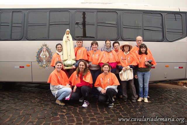 Em Santa Cruz da Palmeiras – SP, após um ano e meio, imagem peregrina volta a visitar as famílias