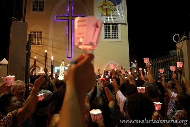Procissão luminosa na Paróquia Imaculada Conceição, em Nova Friburgo – RJ