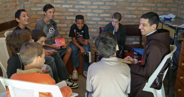 Praeco in colloquio cum discipulis.