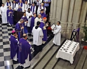 El cardenal Odilo Pedro Scherer bendice las cenizas en la catedral de São Paulo, Brasil, el 22/2/2012