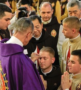 Cuando nos acercamos al sacerdote para recibir la ceniza, éste traza sobre nuestra frente de forma visible el signo de la Redención. Mons. João Scognamiglio Clá Dias, EP, impone las cenizas en la Basílica de Nuestra Señora del Rosario, en Caieiras, Brasil, el 22/2/2012