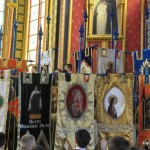 Estandartes com os padroeiros das várias sedes dos Arautos do Evangelho