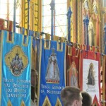 Estandartes com os padroeiros das várias sedes dos Arautos do Evangelho