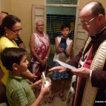 Padre Celio Casale abençoa uma residência