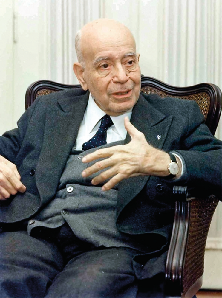 Il Prof. Plinio durante una riunione negli anni ’80